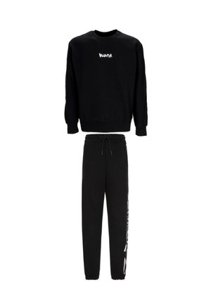 Felpa nera con scollo rotondo e polsini a costine, abbinata a pantaloni jogger neri con una stampa grafica bianca lungo una gamba.