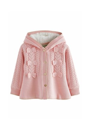 Cardigan bébé rose tricoté avec capuche, décoré de nœuds et de boutons en forme de cœur, avec une doublure douce en polaire blanche à l’intérieur de la capuche.