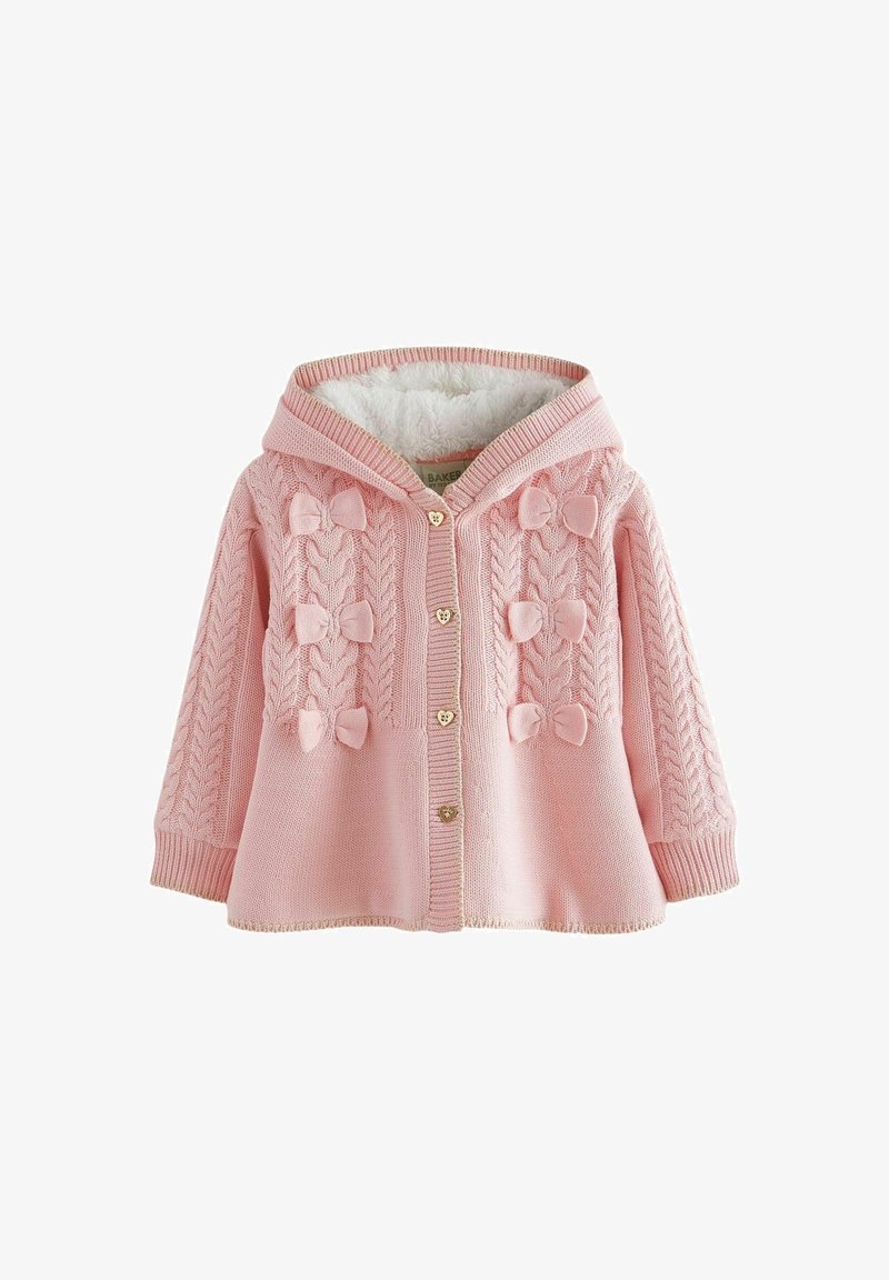 Cardigan bébé rose tricoté avec capuche, décoré de nœuds et de boutons en forme de cœur, avec une doublure douce en polaire blanche à l’intérieur de la capuche.