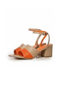 Sandalias de tacón beige y naranja con diseño de punta abierta, amplia tira en la parte frontal y tacón cuadrado. Correa ajustable en el tobillo.