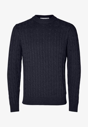 Tamnoplavi džemper izrađen pletenjem u stilu kabela s rebrastim okruglim izrezom i dugim rukavima. Ima teksturirani uzorak po cijelom džemperu, izrađen od mekanog materijala.