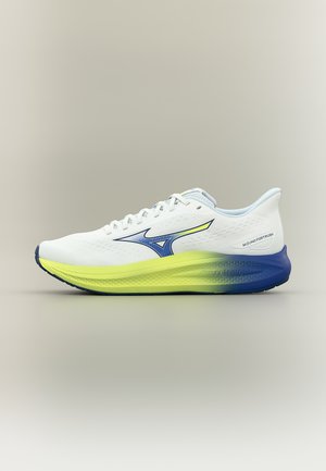 Zapatilla blanca para correr con suela degradada en azul y amarillo, logo azul de Mizuno y texto "Mizuno Fortrush" en el lateral del talón.