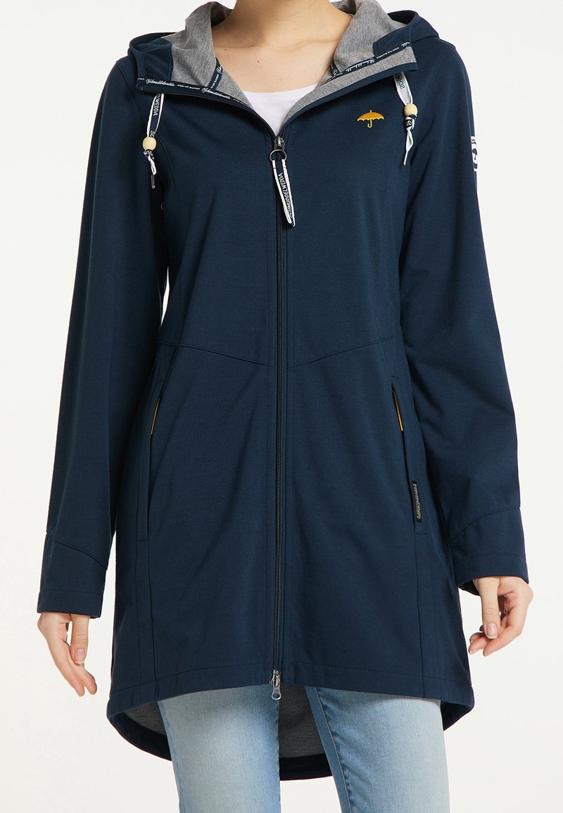 Veste à capuche zippée bleu marine avec doublure grise, poches avant, capuche avec cordon de serrage et petit logo parapluie jaune sur la poitrine.