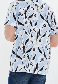 Kurzarmhemd in Hellblau mit einem floralen Muster in Weiß und Marine, ausgestattet mit einem Button-Down-Kragen und einem lässigen Schnitt.
