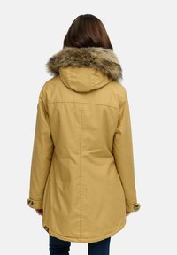 Żółta ocieplana kurtka z kapturem wykończonym futrem. Posiada zapięcia na guziki przy mankietach oraz lekko rozszerzany dół, wykonana jest z trwałego materiału.