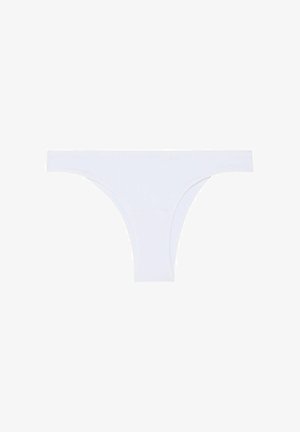 Witte naadloze thong-stijl vrouwenonderbroek met een brede tailleband, plat weergegeven tegen een witte achtergrond.