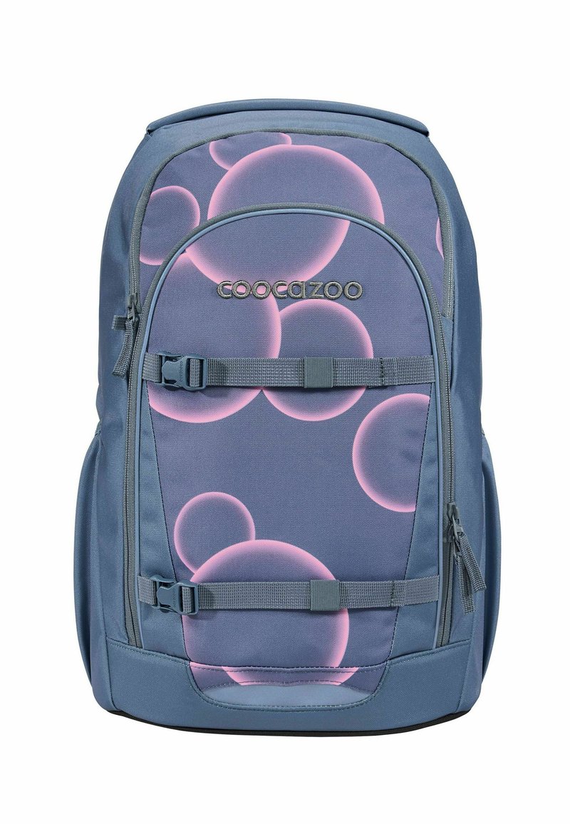 Blauer Stoff-Rucksack mit einer großen Fronttasche, die mit rosa Blasenmustern versehen ist. Verstellbare Träger und Beschläge für sicheren Verschluss.