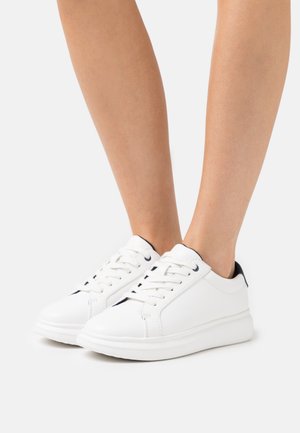 Trainers - white