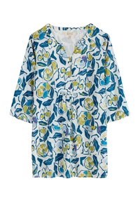 Bloemige blouse in blauw, groen en geel op een witte achtergrond. Heeft een V-hals, driekwart mouwen en een knoopsluiting met twee zakken.