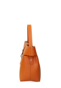 Borsa a mano in pelle arancione con una forma strutturata, dotata di un'unica maniglia sottile, chiusura a scatto e accenti decorativi in argento.