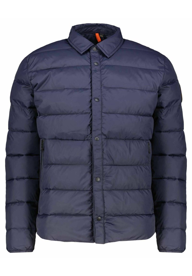 Giubbotto imbottito blu navy con chiusura a bottoni, colletto alto, tasche laterali con zip e texture trapuntata. Presenta un accento arancione sul colletto.