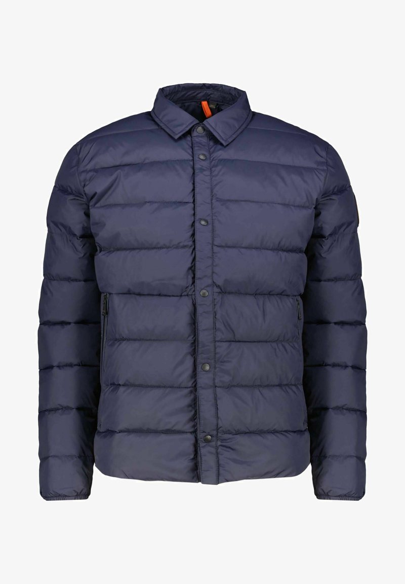 Giubbotto imbottito blu navy con chiusura a bottoni, colletto alto, tasche laterali con zip e texture trapuntata. Presenta un accento arancione sul colletto.