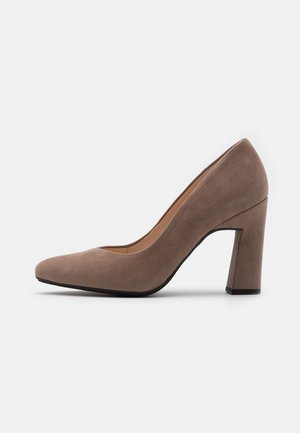 Escarpin à talon haut fermé en daim taupe avec un talon bloc et une doublure intérieure lisse sur fond blanc.