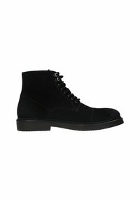 Zwarte suede enkellaarsjes met een ronde neus, een vetersluiting aan de voorkant en een gestructureerde zwarte rubberen zool; ontworpen voor duurzaamheid en comfort.