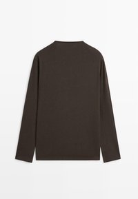 Dunkelbraunes Langarm-T-Shirt mit Rundhalsausschnitt, flach ausgebreitet, zeigt die Rückseite mit schlichtem, einfarbigen Design und geradem Saum.