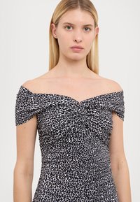 MICHAEL Michael Kors TWIST OFF SHOULDER MIDI DRESS - Rochie de zi - aluminum