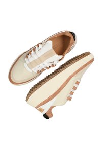 Sneakers beige e bianchi con accenti testurizzati, suola in gomma e dettagli marroni a contrasto. Presentano un design con lacci e punta rotonda.