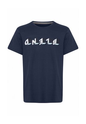 Marineblaues T-Shirt mit kurzen Ärmeln und umgekehrtem weißem 3D-Schatten-Schriftzug "BLEND" über der Brust.