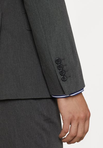 Grijze blazer mouw met vier zwarte knopen, voorzien van een blauw-wit gestreepte manchette. Soepele stofstructuur met een nauwsluitend ontwerp.