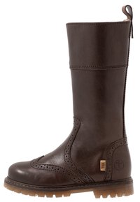 Brązowy skórzany kozaki do kolan z ozdobnymi detalami typu brogue, teksturowaną powierzchnią, wzmocnionym noskiem i gumową podeszwą z widocznym wzorem bieżnika.