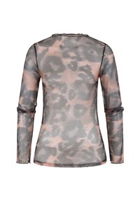 Haut à manches longues, semi-transparent, imprimé léopard rose et gris, coupe ajustée, avec des bords légèrement volantés au niveau de l'encolure et des poignets.