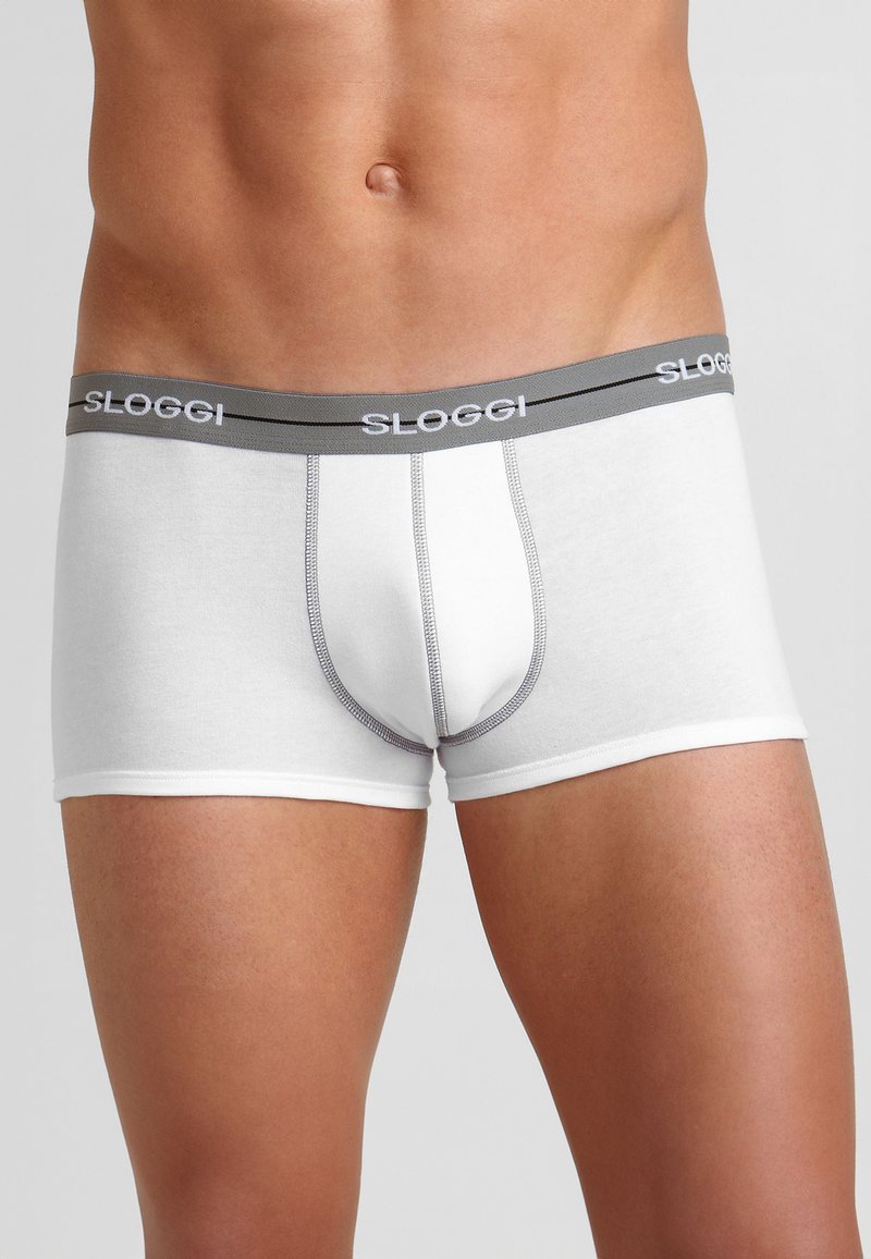 Boxer briefs bianchi in cotone con vita grigia. Presentano una tasca frontale, dettagli di cucitura e una vestibilità aderente. Nome del marchio "Sloggi" stampato sulla vita.