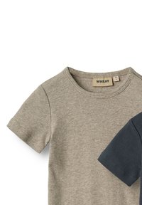 Grå ribbad T-shirt med korta ärmar, med rund halsringning och detaljer med knappar. Etiketten säger "WHEAT," storlek 9M.