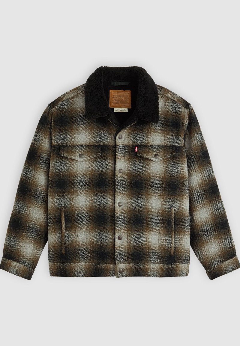 Giacca di flanella a quadri marroni e neri con colletto in sherpa, bottoni a pressione, due tasche sul petto e una trama morbida.