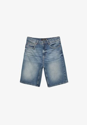 Svijetloplave traper kratke hlače s pojasom s petljama za remen, pet džepova i blago izblijeđenim završetkom za efekat nosenosti.