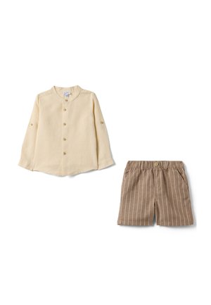 Chemise crème à manches longues avec col mandarin et short beige à rayures, taille élastique et bouton à l'avant.
