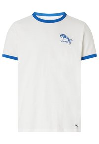 Vit t-shirt med blå kontrast ribbad krage och ärmar. Har en blå hästgrafik och "Wrangler"-text på bröstet. Tillverkad av bomull.