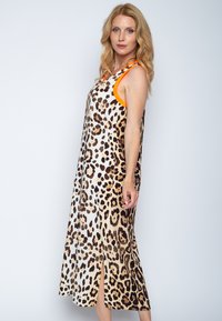 Leopard-Muster Kleid mit orangefarbenen Akzenten, ärmellos, mit Seitenschlitz, knielang, aus weichem Stoff, der einen lockeren Sitz bietet.