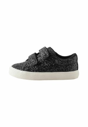 Scarpa da ginnastica nera scintillante per bambino con suola bianca e due strisce in velcro, vista laterale su sfondo bianco.