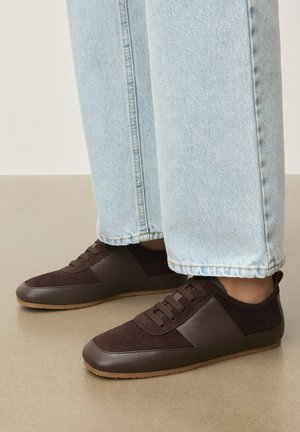 Barna, hétköznapi sportcipők, hasított bőrből és szintetikus anyagból, gumitalppal, fűzős kialakítással és sima, lekerekített orral.