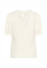 Top tricoté blanc avec de courtes manches bouffantes, un dos en V profond et un détail à nouer au cou. Texture douce et matière légère.