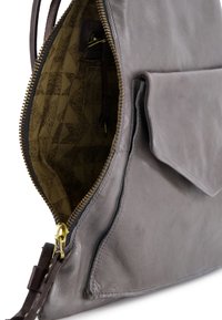 Grå lædertaske med lynlåsåbning, der har et mønstret indre og en frontlomme med flap. Guld hardware detaljer.