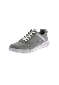 Zapatilla deportiva gris con un upper de tela texturizada, cordones blancos, punta reforzada y una suela de goma con patrón para tracción. Logo de "Caterpillar" visible.