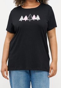 Svart t-shirt med broderade träd i vitt och rosa, korta ärmar, rund halsringning och lös passform. Slät tygtextur.