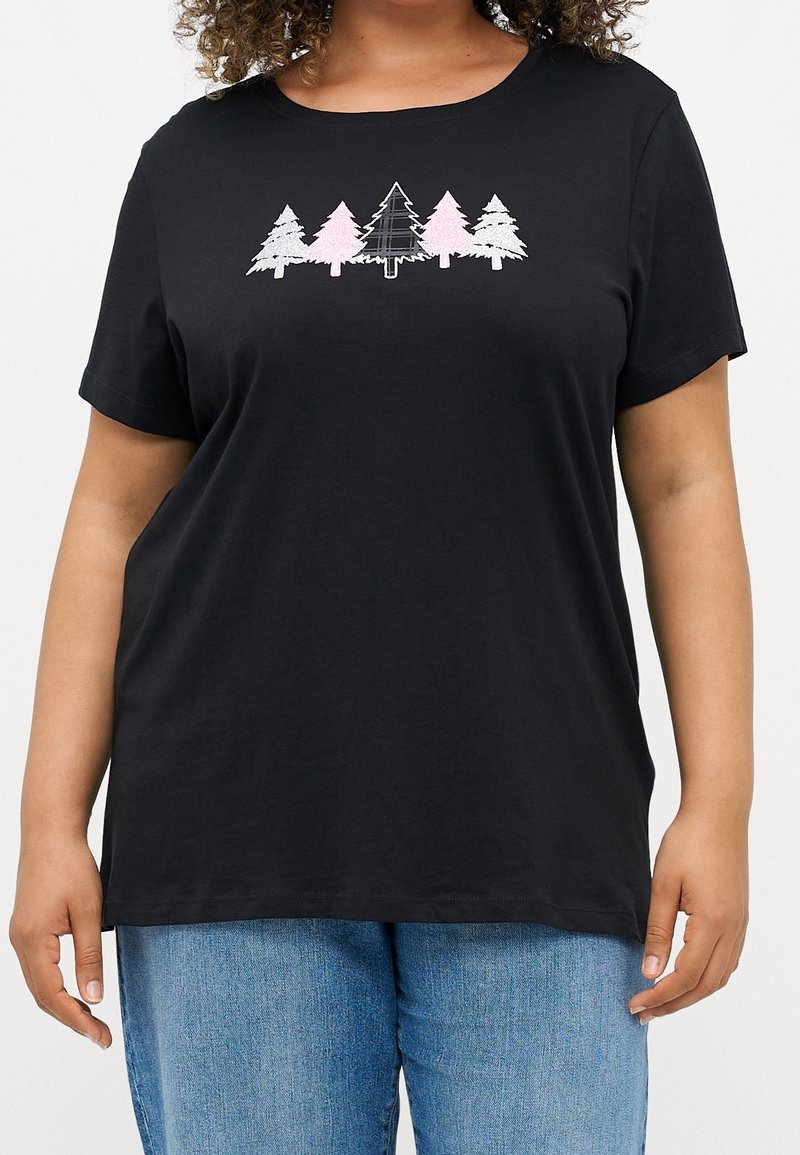 Svart t-shirt med broderade träd i vitt och rosa, korta ärmar, rund halsringning och lös passform. Slät tygtextur.