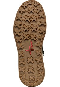 Semelle extérieure en caoutchouc brun avec un design de traction à motif présentant des formes X en relief. Accent rouge "GRIP" notable près du talon et marquage Geox.
