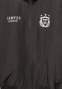 Černá bomber bunda s vyšívaným nápisem "CAMPUS LEAGUE" a logem, zapínáním na zip, žebrovanými rukávy a bočními kapsami. Hladký syntetický materiál.