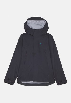 Giacca nera impermeabile con cappuccio, chiusura a zip frontale, due tasche laterali e polsini regolabili. Presenta un rivestimento interno grigio chiaro e un'accenno di logo.