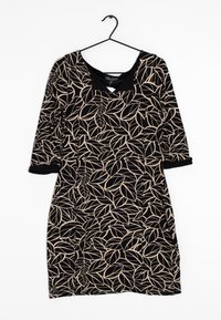 Musta mekko, jossa on 3/4-hihat, ja siinä on beige lehtikuvio, pyöreä kaula-aukko ja kiinteät mustat korostukset kauluksessa ja hihoissa.