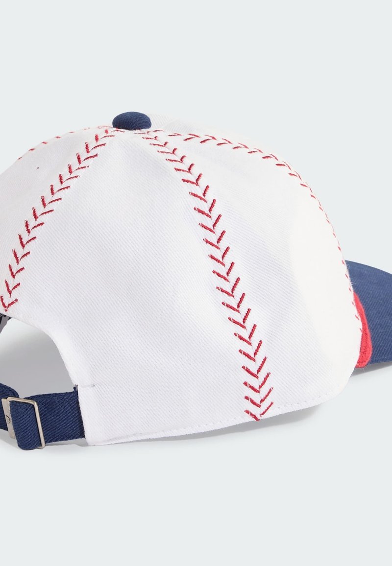 Gorra de béisbol blanca con costuras rojas que imitan las costuras del béisbol, correa ajustable azul marino y botón en la parte superior, y visera azul y roja.