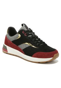 Sportlicher Schuh mit einem Obermaterial aus schwarzem Wildleder und grauem Stoff, roten Wildlederakzenten, goldenen Details und einer weißen Zwischensohle mit einer Gummilaufsohle.
