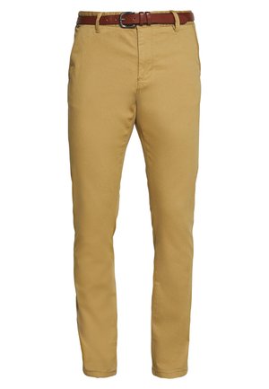Beige chinos laget av bomull med rett snitt, med frontlommer og et brunt lærbelte med en rektangulær sølvspenne.