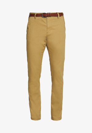 Beige Chinos aus Baumwolle mit geradem Schnitt, ausgestattet mit Vorderaschen und einem braunen Leder-Gürtel mit rechteckiger silberner Schnalle.