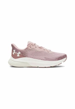 Chaussure de sport rose clair avec une tige en mesh respirant, des détails texturés et une semelle en caoutchouc blanche avec un léger motif de traction.