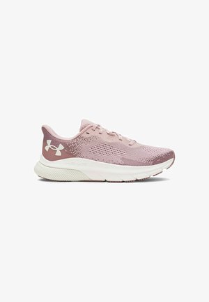 Chaussure de sport rose clair avec une tige en mesh respirant, des détails texturés et une semelle en caoutchouc blanche avec un léger motif de traction.