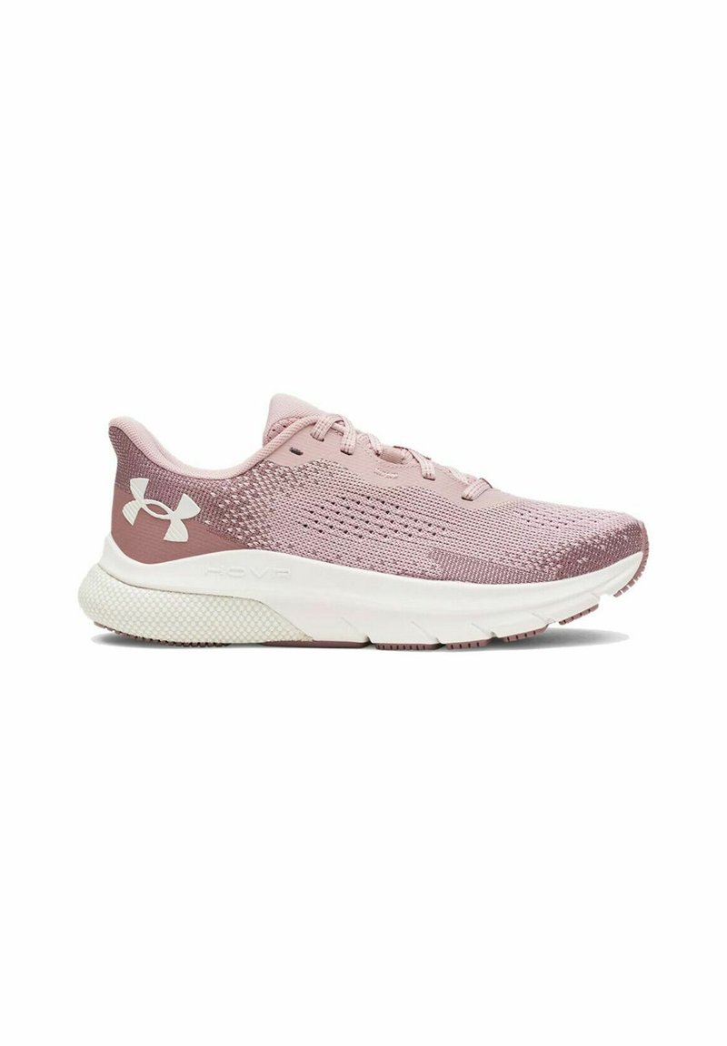 Chaussure de sport rose clair avec une tige en mesh respirant, des détails texturés et une semelle en caoutchouc blanche avec un léger motif de traction.